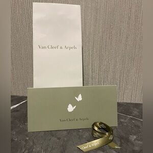 VAN CLEEF & ARPELS packaging